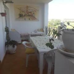 Appartement type andalous avec peintures murales originales grande double terrasse vue sur golf Teelal de Saïdia et piscine