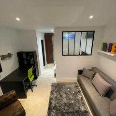 Studio industriel loft neuf avec parking privé
