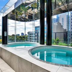 Impeccably Chic City 2-Bed with Pool, Sauna & Gym