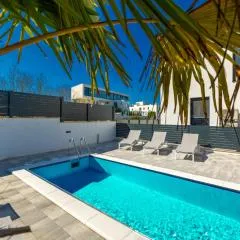 Aura Malinska - private pool