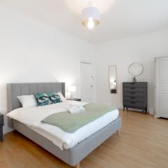 Liverpool Sanctuary: Modern Room for Two