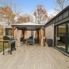 The Barn House by AvantStay Modern Outdoor Living Area Hot Tub