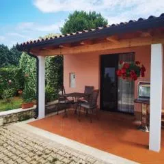 Gemütliches kleines Haus mit Klimaanlage, Wifi und entspannender Terrasse