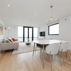 Gorgeous 2 Bed Apartment with Stunning Sea Views with Free Parking and Fast Internet