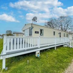 Lovely Caravan With Decking And Free Wifi In Lowestoft Ref 12106b