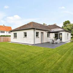 Bright and spacious bungalow with garden near the beach