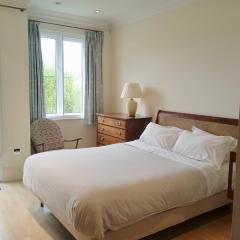 Beautiful apartment in Kew, Richmond London with Free Underground Parking