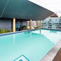 City Retreat: Modern 2BR Apartment w Rooftop Pool