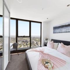 A Cozy 3BR Apt with Panoramic Views FREE Parking