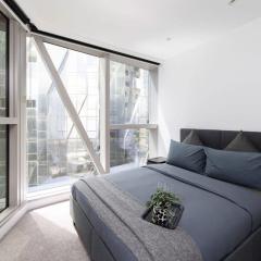 A Spacious & Lux Apt for 5 Next to Southern Cross