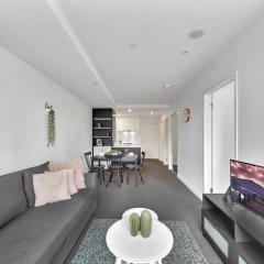 Chic 2BR Apt Right Next to Southern Cross Station