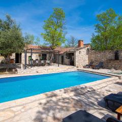 Stunning Home In Benkovac With Outdoor Swimming Pool