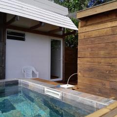 Mara'ai le spot Tubuai Chambre triple Taahueia Deluxe SDB privée avec piscine
