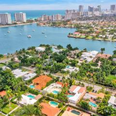 Family home wpool tiki hut grill