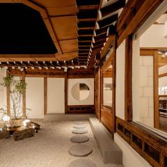 Luxury hanok with private bathtub -Gouheon