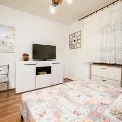 1 Bedroom Beautiful Apartment In Pula