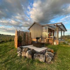 Romantic hilltop hideaway - Skyview Cottage