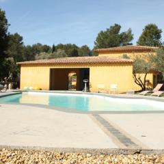 Très belle Bastide provençale avec Piscine pour 8 Personnes