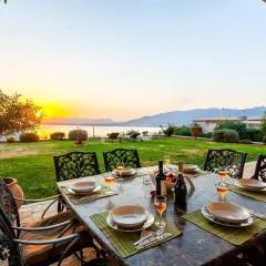 Sunset Paradise - Verga's Utimate Seaview Getaway