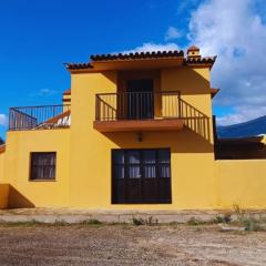 Chalet con terreno, barbacoa, parking. Amplitud y tranquilidad