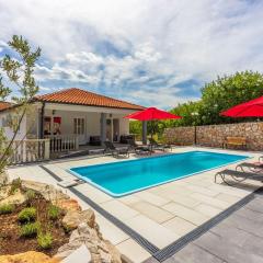 Schöne Ferienwohnung mit Pool und Spielplatz für Kinder