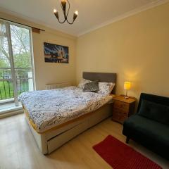The Queens Palace 1 Bedroom Apartment Central London by Wild