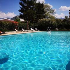 Mont Royal - piscine - balcon vue imprenable sur les montagnes