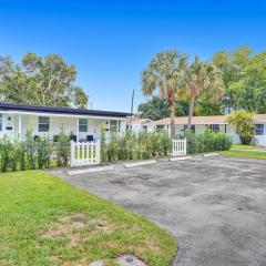 Hallandale Beach Modern apartment Chic Backyard