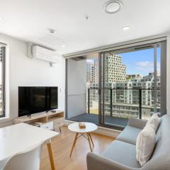 Queen St 1BR apartment with balcony + pool