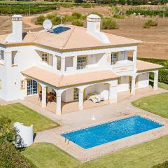 Villa Mina - Large house sleeps 9, walk to beach, golf and shops