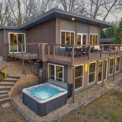 Lakefront Retreat~Hot Tub~Game Room~Fire Pit~ BBQ