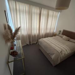 High-rise double bedroom in my apartment - sea views and 4 minutes from beach and shops!