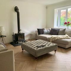 Modern 4 Bedroom House Family & Pet Friendly Sleeps 8