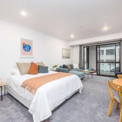 Studio Escape with Pool, Gym & Free Parking in CBD