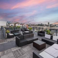 Sleek & Modern 2BR Apt: Rooftop Views & Relaxation