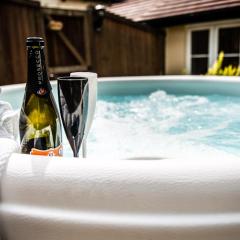 The Retreat, own hot tub, romantic escape, near Lyme Regis
