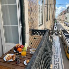 Central Lisbon Hideaway: Room with Private Bathroom and Charming Balcony!