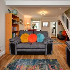 Rare Free Parking in Heart of the City - Highly Rated Townhouse & Garden - Peaceful Area Less Than 5min Walk to Beach, Shops, Bars, Arena, Marina, Parks