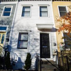 Newly renovated rowhouse in Capitol Hill with free parking