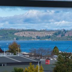 Lakefront Escape - Taupo Holiday Home