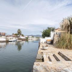 Acogedor chalet de 2 dormitorios con amarre de 12,5m, terraza y jardín en Empuriabrava - HISP-288-62