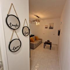 Entire Cozy 2 bedrooms apartment City-Center Larnaca B