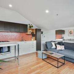 Green getaway 1 Bedder Loft@ St kilda with parking