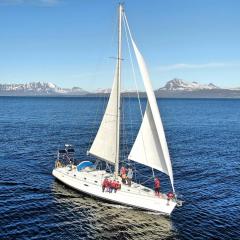 Weekend liveaboard sailing tour