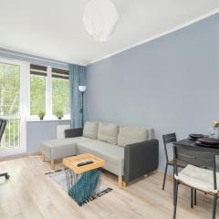 One Bedroom Apartment in Poznań with Bathub and 2 Desks for Remote Work by Renters