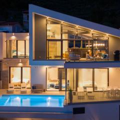 Villa Flower with 3 en-suite bedrooms, heated pool, sea views