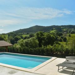 Amplia casa con piscina y zona de juegos