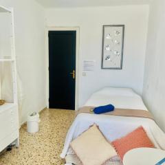 RUSTICA habitacion en Palma para una sola persona en casa familiar NO se alquila apartamento completo