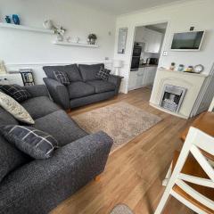 Chalet 145, Hemsby - Two bed chalet, sleeps 5, pet friendly, bed linen and towels included and close to beach!