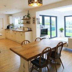 Beautiful 4-Bed House with countryside views